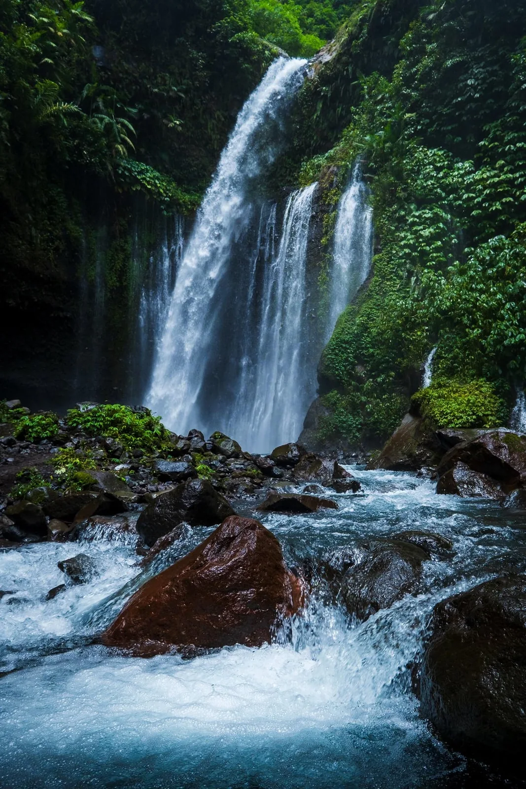 Cascada Tiu Kelep en el norte de Lombok, Indonesia