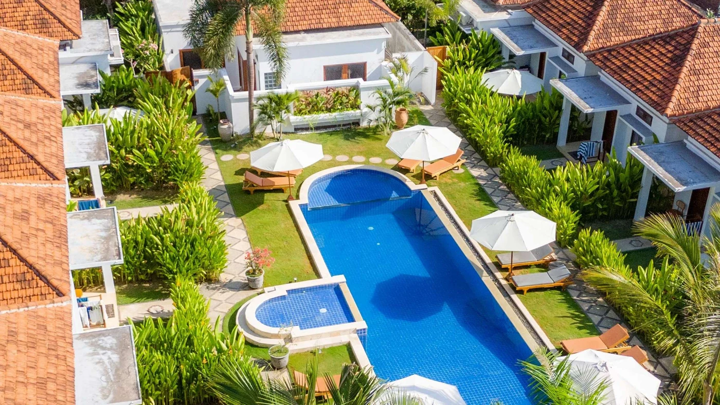 Vista aérea de Nómada Villas y su piscina en Lombok